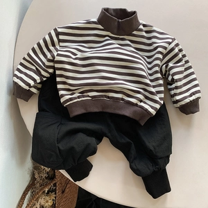 Flachbild von Kinder Gestreifter Pullover und schwarzer Jogginghose auf beigem Grund