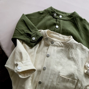 Détails de la veste chemise cargo en vert olive et beige en tissu de coton haute densité