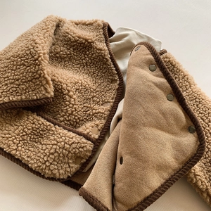 Gilet enfant en polaire camel avec bordures contrastées et boutons-pression