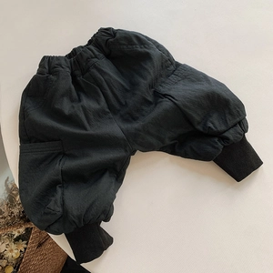 Detailansicht der schwarzen Kinder-Jogginghose mit Gummibund und seitlicher Tasche