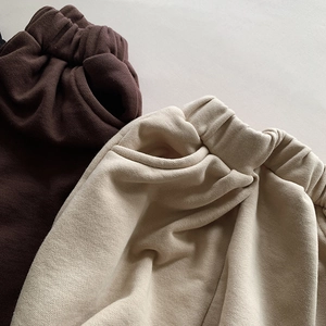 Gros plan détaillé du pantalon sarouel en coton pour enfant avec taille élastique et texture