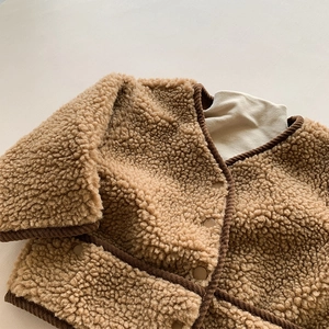 Détail du gilet en peluche caramel pour enfants avec finition texturée en peau lainée