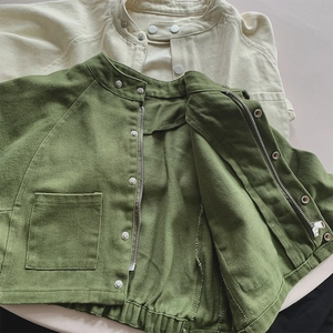 Détail de vestes en coton pour enfants en vert olive et beige avec fermeture éclair