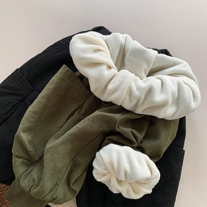Winter-Kinderhose mit Fleece-Futter in Olivgrün und Schwarz mit warmem Plüschfutter