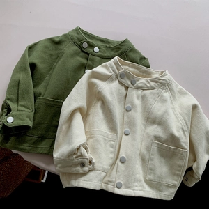 Gros plan sur la texture du sergé de coton et les boutons-pression des vestes d'enfants