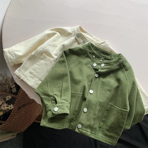 Gros plan sur la texture du coton et les coutures de cette veste pour enfant