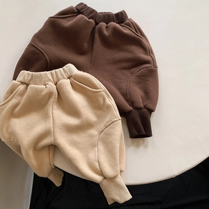 Détail du pantalon d'hiver molletonné pour petit enfant avec taille élastique marron