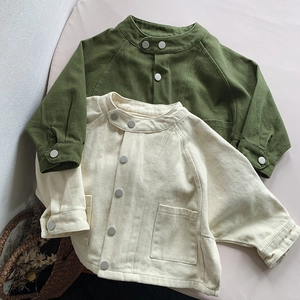 Détail de la fermeture à boutons-pression et poches plaquées sur vestes enfants