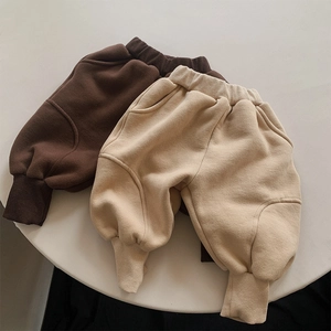 Détail de pantalons d'hiver doublés en polaire pour enfants en marron et beige