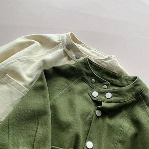 Détails des vestes pour enfants en sergé de coton avec boutons-pression