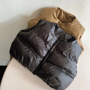 Gilet matelassé pour enfants en noir et camel avec un design sans manches à col rond