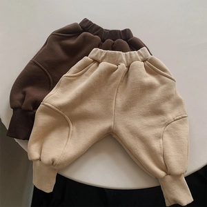 Détail du pantalon de jogging pour enfants avec taille élastique et chevilles côtelées
