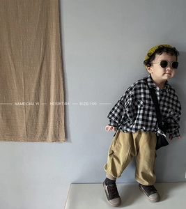 Chemise à carreaux élégante pour bambin avec pantalon kaki et bonnet jaune
