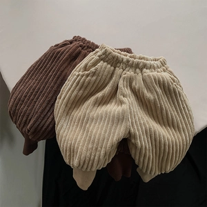 Dettaglio di pantaloni in velluto a coste per bambini con vita elastica e polsini a coste
