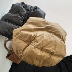 Gilets matelassés pour enfants en noir et kaki avec boutons-pression et col montant