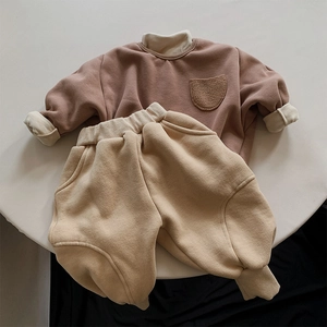 Détails d'un ensemble chaud pour enfant avec sweat et jogging en rose poudré et beige