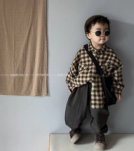 Pantalon sarouel ample gris foncé pour enfant avec chemise à carreaux et bonnet rétro