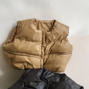 Gilets matelassés en coloris camel et noir avec fermeture à boutons-pression devant
