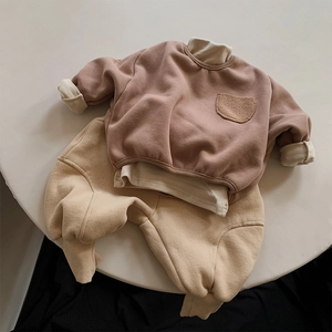 Mise à plat de sweat-shirt en polaire rose à col montant et jogging jaune pour tout-petits