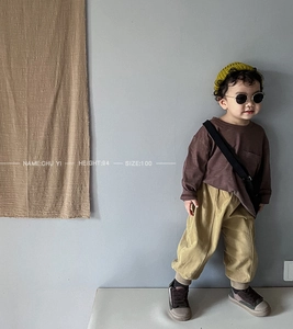 Ensemble enfant avec pantalon ample kaki et t-shirt marron à manches longues tendance