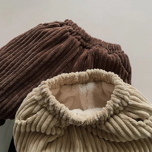 Dettaglio dei pantaloni in velluto a coste per bambini con fodera calda e vita elastica