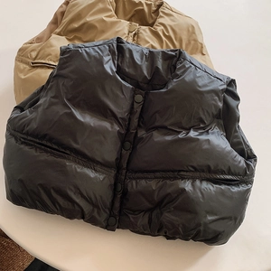 Vue à plat de gilets bouffants pour enfants en noir et kaki avec coutures et boutons ronds