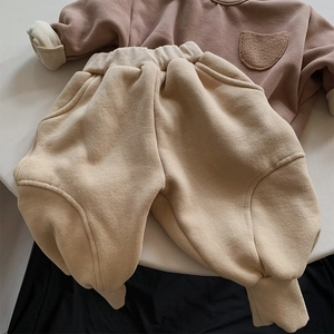Détail du pantalon d'hiver doublé polaire pour enfants avec taille élastique et tissu doux