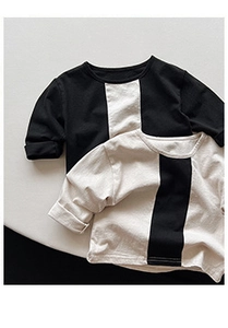 Detailansicht der minimalistischen Baumwoll-Langarmshirts für Kinder mit Kontraststreifen