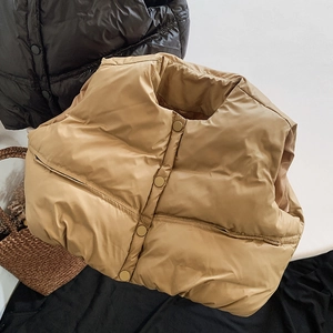 Détail de gilets rembourrés amples pour enfants avec col montant et boutonnage