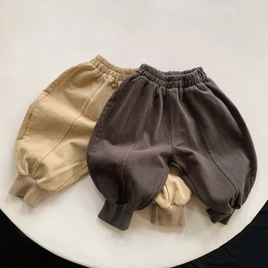 Détails du pantalon en velours côtelé pour enfant avec taille et chevilles élastiques