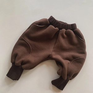 Gros plan d'un pantalon de jogging marron épais avec taille en maille côtelée et grandes poches