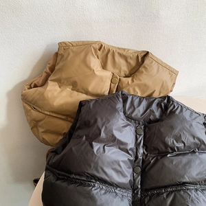 Gilet matelassé enfant en kaki et noir avec boutons-pression pour l'hiver