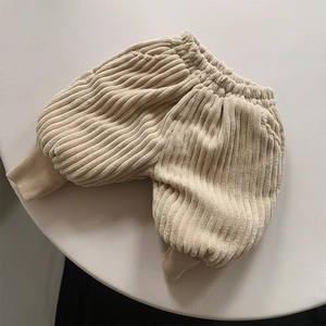 Dettaglio ravvicinato di pantaloni in velluto a coste per bambini con vita elastica