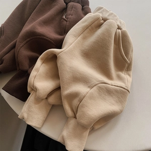 Détail de la doublure polaire chaude et de la taille élastique côtelée du pantalon
