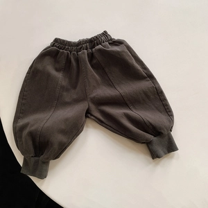 Vue détaillée du pantalon sarouel ample pour enfants en coton avec taille et poignets élastiques