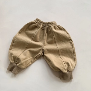 Détail du pantalon sarouel kaki avec taille élastique et chevilles en bords-côtes