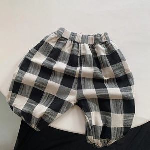 Klassische schwarz-weiße karierte Kinderhose aus Baumwolle mit Gummizug für den Frühling