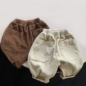 Dettaglio di pantaloni in velluto a coste per bambini con vita elasticizzata