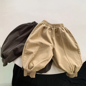 Vue détaillée du pantalon sarouel pour tout-petit kaki et marron avec bords-côtes