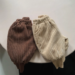 Dettaglio dei pantaloni in velluto a coste per bambini con elastico in vita e polsini