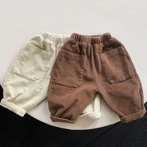 Dettaglio della trama in velluto a coste e vita elastica dei pantaloni ampi bimbi