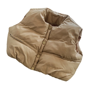 Gilet matelassé enfant kaki avec col montant et fermeture à boutons pour l'hiver