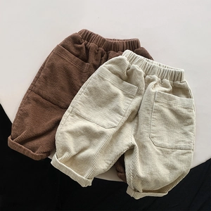 Dettaglio dei pantaloni in velluto a coste per bambini con elastico in vita e grandi tasche