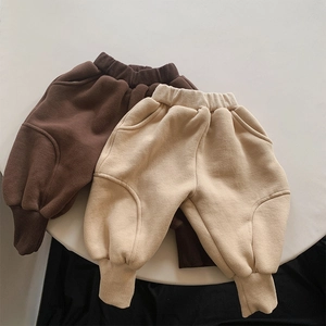 Détails de la taille élastique et des poches latérales sur ce pantalon de jogging