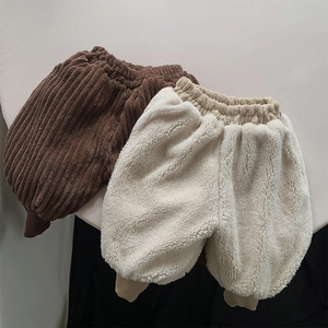 Dettaglio dei pantaloni in velluto a coste marrone e pile bianco per bambini