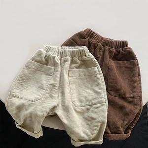 Dettaglio della trama del tessuto in velluto a coste su pantaloni casual larghi per bimbi