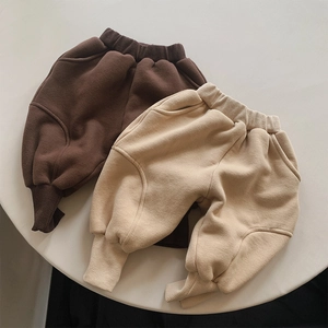 Détail du pantalon de jogging pour enfants avec taille élastique et bords-côtes