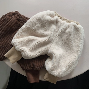 Dettaglio dei pantaloni invernali in velluto a coste e pile per bambini con tessuti