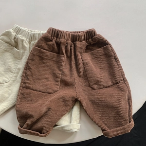 Dettaglio dei pantaloni in velluto a coste per bambini con vita elastica e grandi tasche