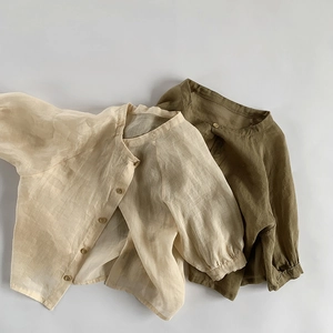 Gros plan sur la chemise anti-UV en lin pour enfant avec texture boutonnée
